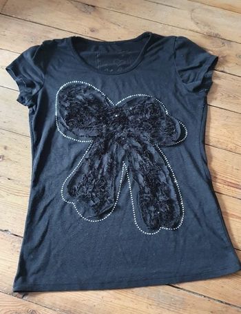 T-shirt noir avec un nœud Cache-cache T1