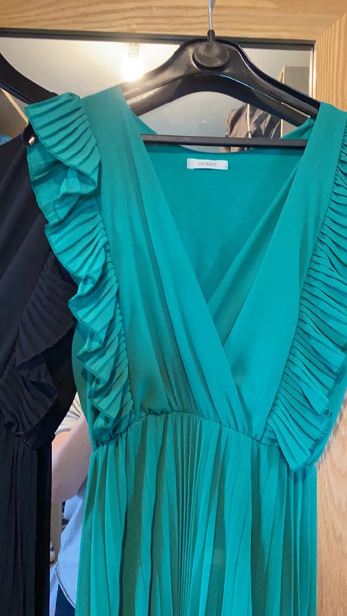 Robe longue noire et verte neuve peux pour une robe - photo numéro 3