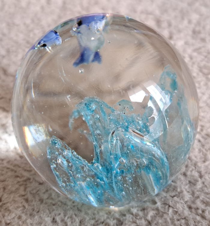Presse papiers, boule en verre ou sulfure aux décors d'océan - photo numéro 3