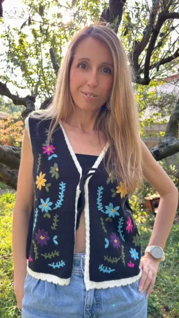 Gilet bohème sans manches noir et fleurs brodées