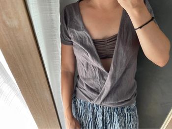 Tee shirt ouvert sur le ventre