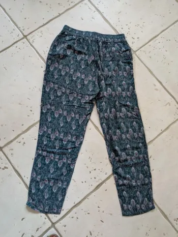 Joli pantalon fluide taille 42/44 motifs plume tons noir vert et rouge