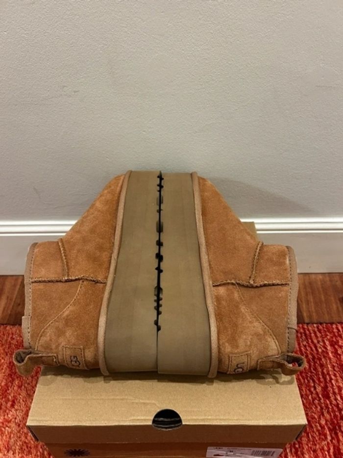 Bottes de neige courtes à talons hauts UGG, pointure 38 - photo numéro 7