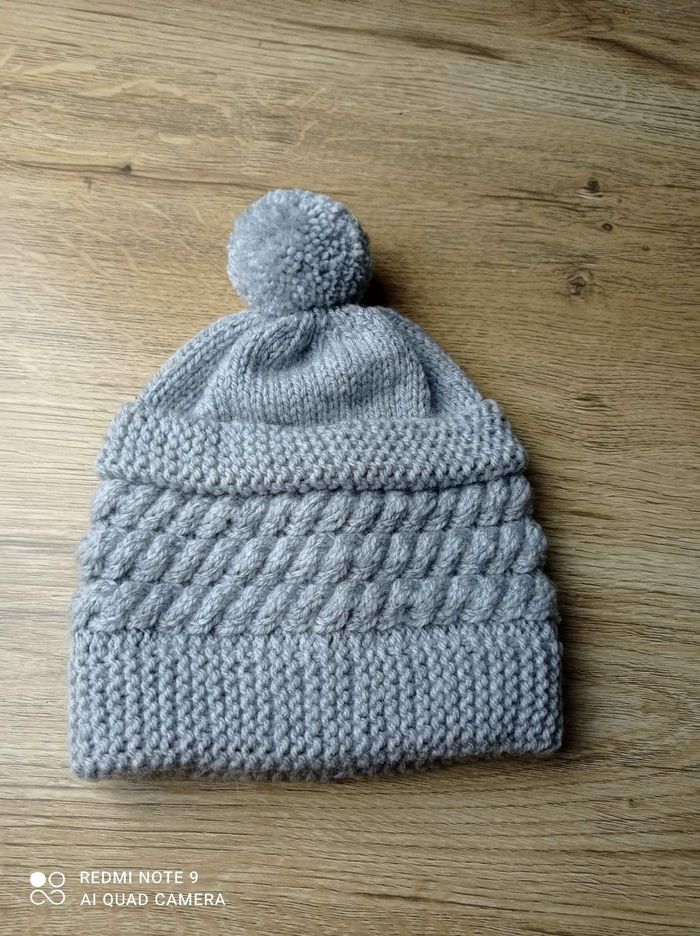 Bonnet fait mains 3/6 mois - photo numéro 2