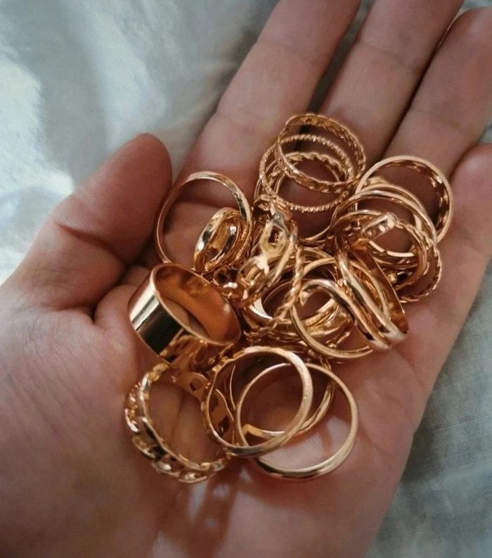 A27 Lot de 27 bagues dorées or tendance diverses taille.neuves - photo numéro 2