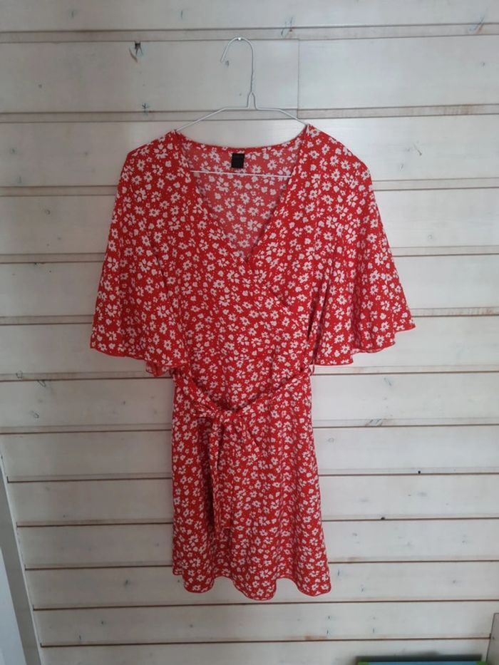 Robe rouge fleur blanche