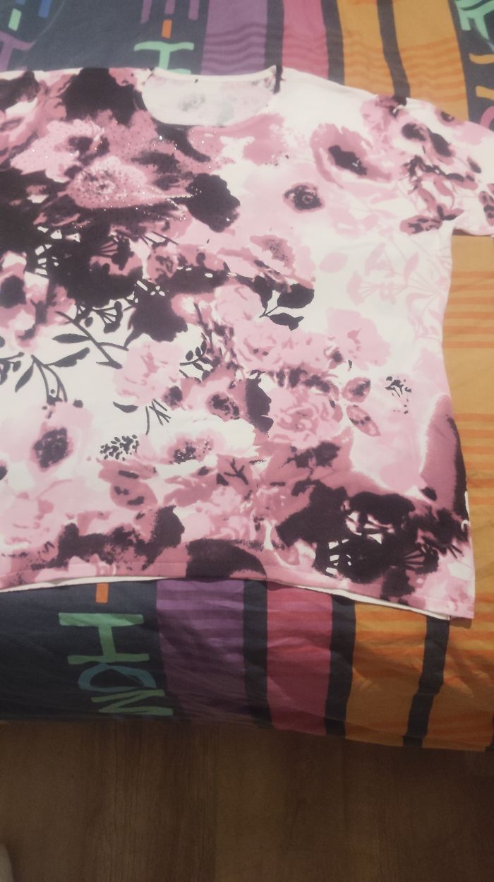 T shirt fleuri mauve et noir - photo numéro 2