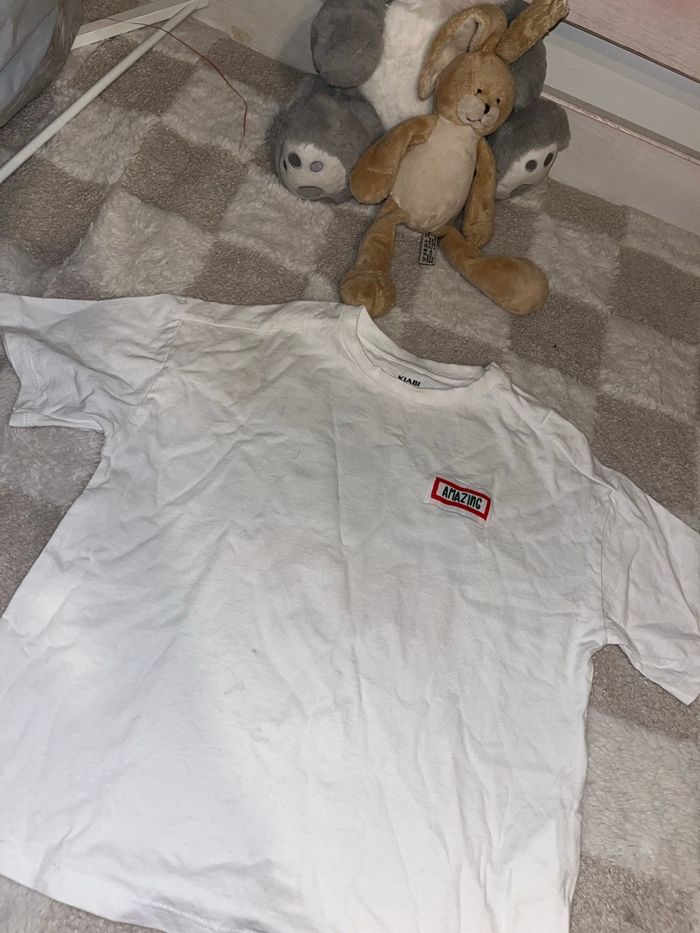 T-shirt blanc, avec des motifs sur le dos