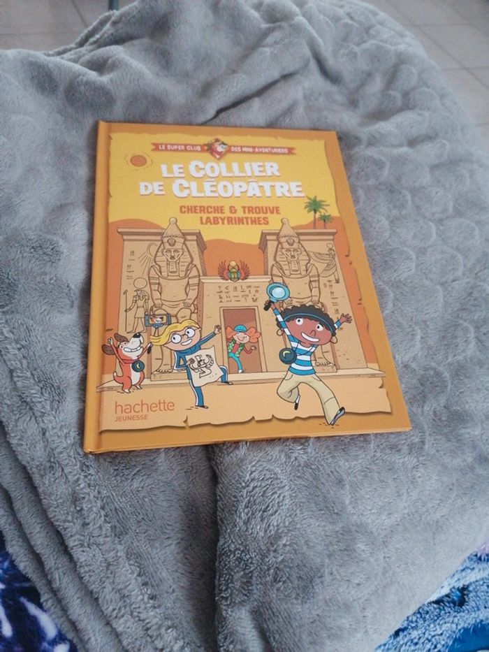 Livre Le collier de Cléopâtre Hachette jeunesse