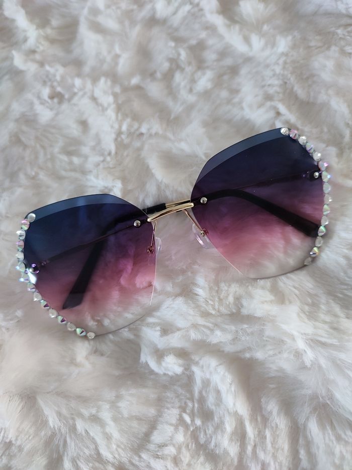 Lunette de soleil dégradé violet et strass