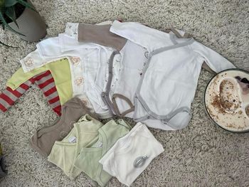 - 8 bodys ML toutes marques + 4 offerts car mini tache  - 3 mois - Très bon état