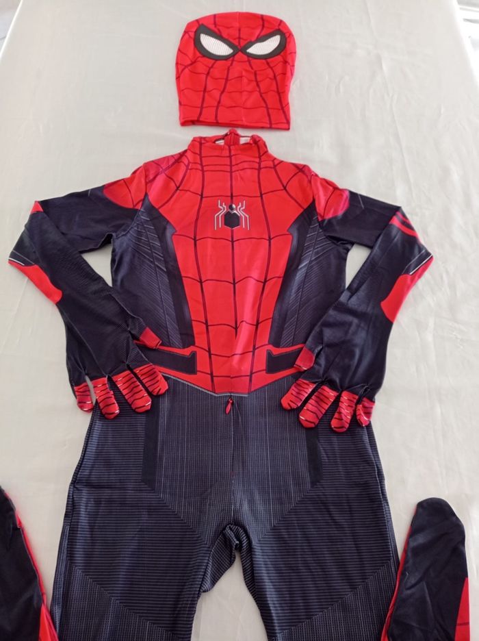 Costume combinaison spiderman noir et rouge 6-7ans