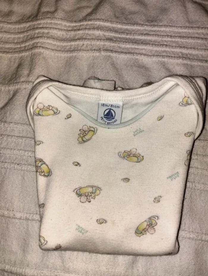 Lot 3 bodies et 1 t-shirt  Petit bateau - photo numéro 9