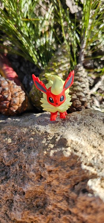 Super figurine Pokemon Nintendo tomy Évolution de Évoli pyroli