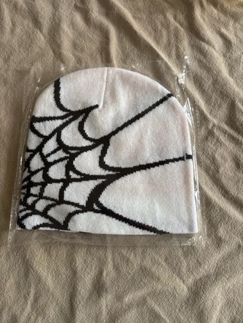Bonnet en toile d’araignée 