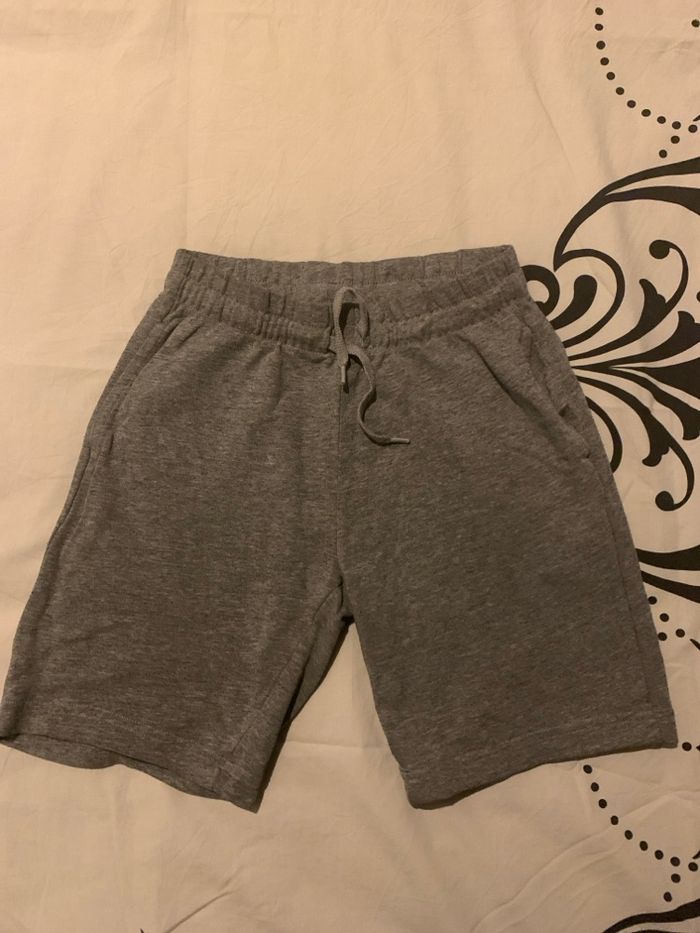 Short gris taille 12 ans