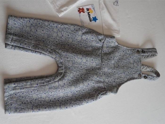 Ens Winnie The Pooh 9 mois : Salopette en sweat grise chinée/bleue fantaisie + haut blanc fantaisie - photo numéro 3