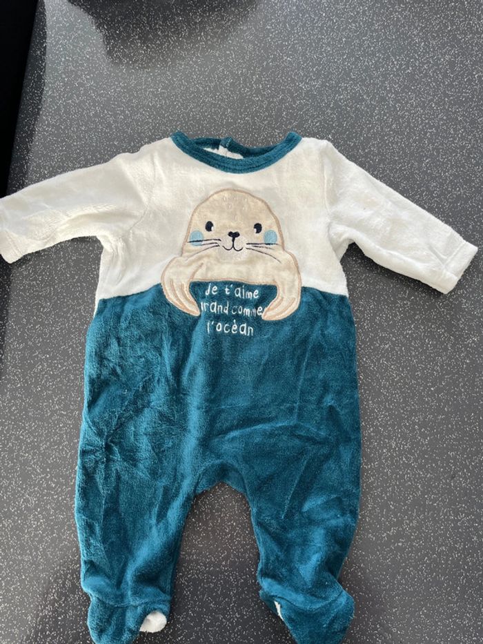 Pyjama taille 1 mois en très bon état