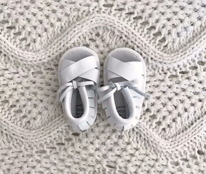 chaussures en cuir blanches avec franges neuves 6/12 mois
