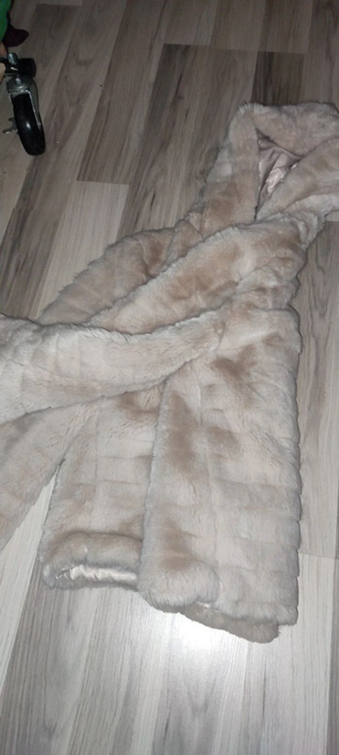 Manteau fausse fourrure a capuche - photo numéro 4
