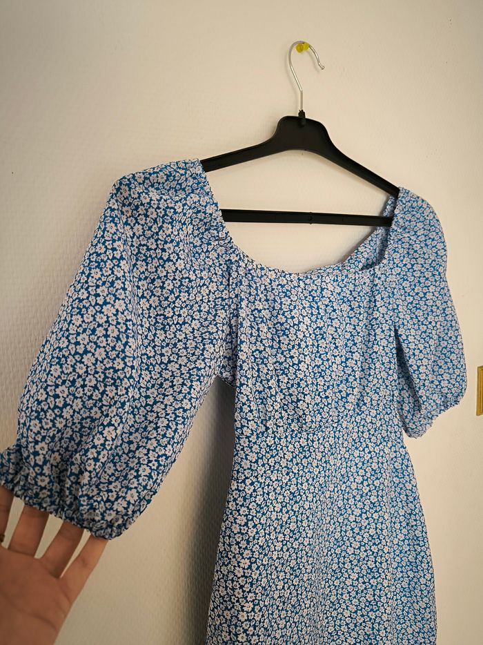 Robe bleu à motif fleur blanche ouverte au milieu taille M - photo numéro 9