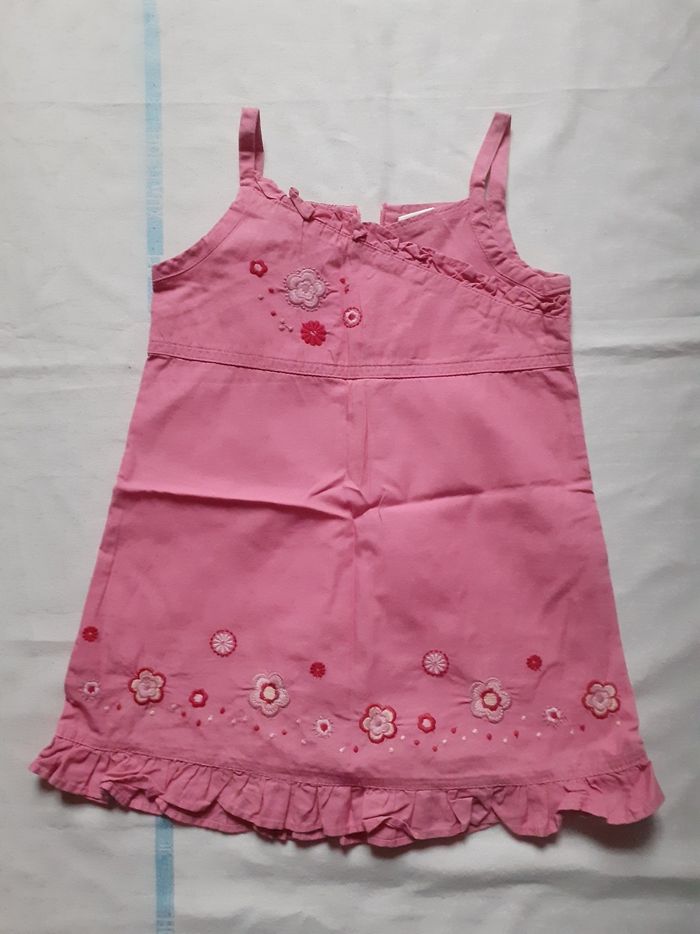 Robe rose petites bretelles motif broderies fleurs