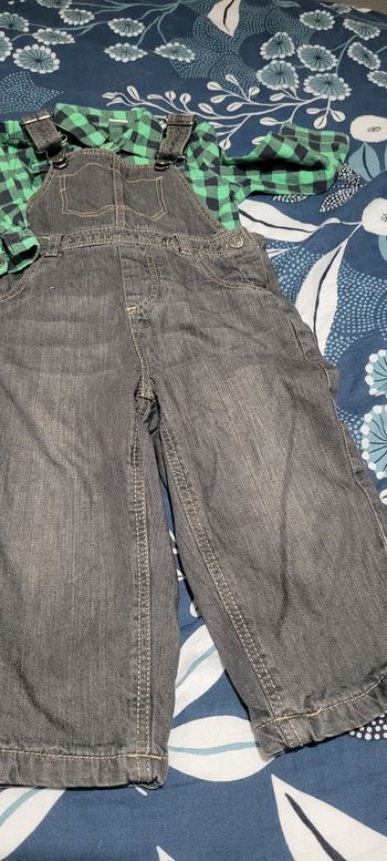 ensemble salopette et chemise à carreaux 