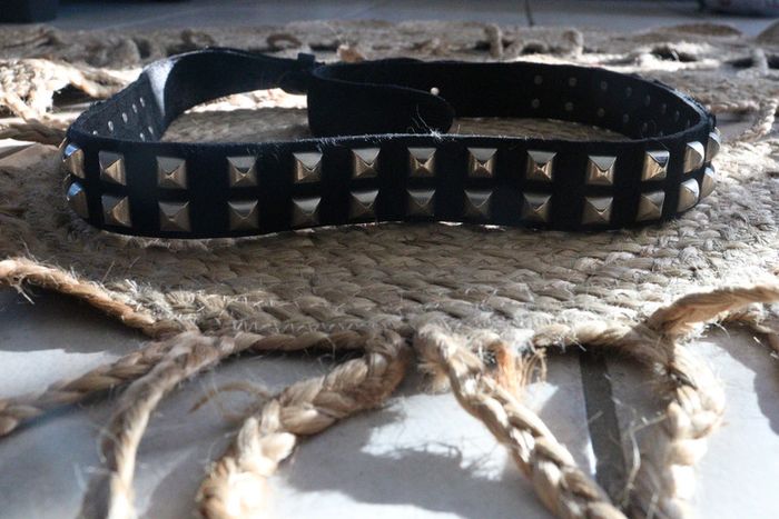 Ceinture noire en cuir de vachette à clous