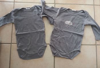 Bodies taille 12 mois
