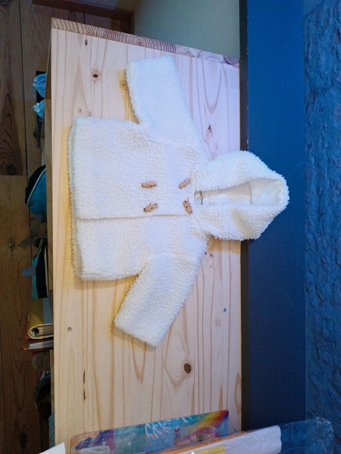 Manteau blanc 6 mois. - photo numéro 3