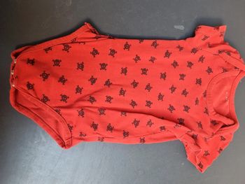 Body rouge à têtes de mort noires