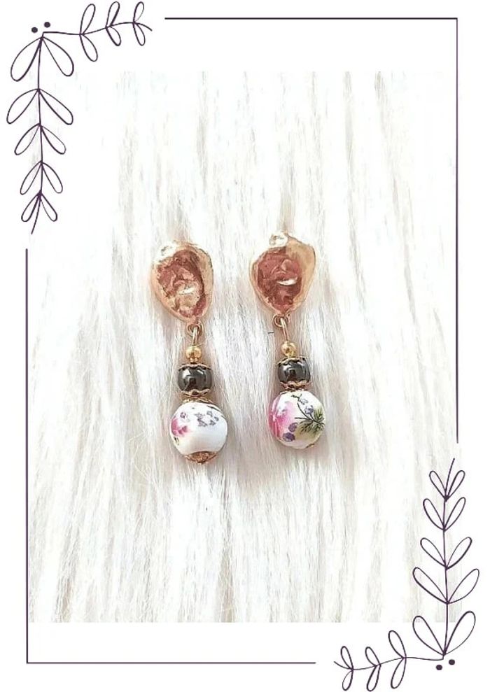 Boucles d'oreilles pendantes style vintage classique chic, perles motif fleurs façon porcelaine.
