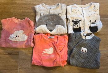 Lot vêtements/pyjamas bébé fille 1 mois