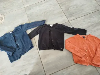 Lot 3 gilets boutons 3 ans