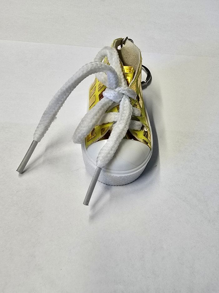 Porte clés chaussures jaune - photo numéro 3