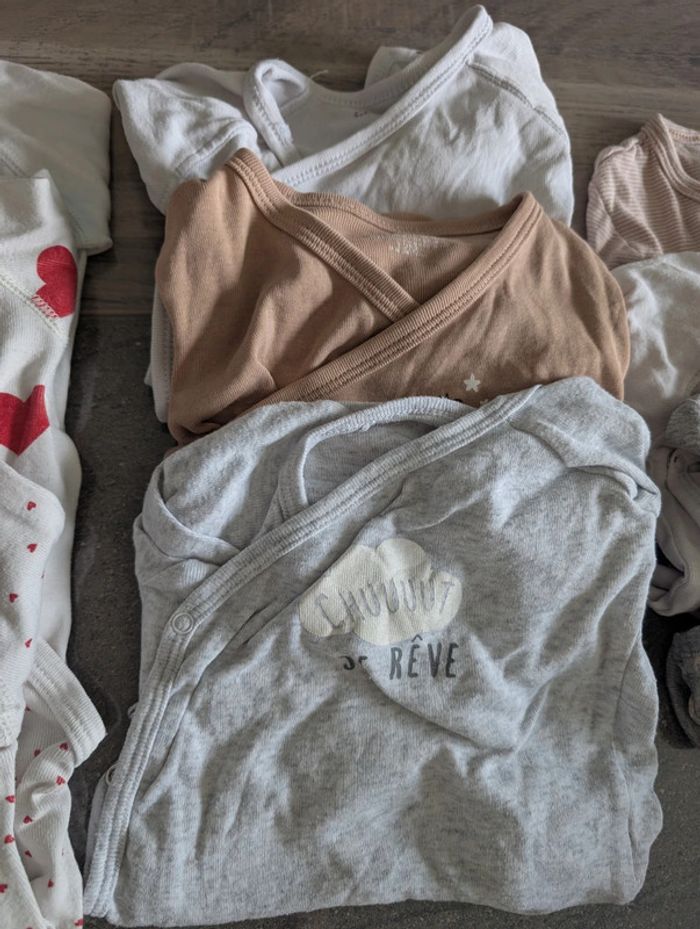 Lot de 15 bodies taille 12mois cache coeur pour la plus part - photo numéro 3