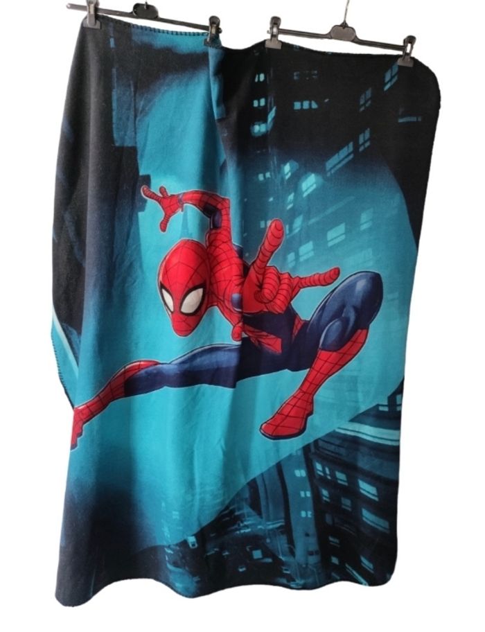 Plaid Spiderman Marvel 
Très bon état
 taille 140×120 cms