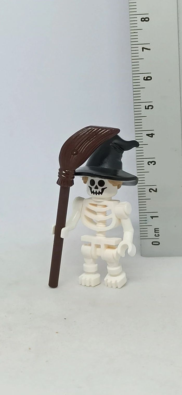 Squelette avec chapeau de sorcière et balai lego
