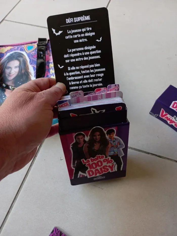 Lot articles Chicca Vampiro : Sac + livre+ bracelet + jeu - photo numéro 7