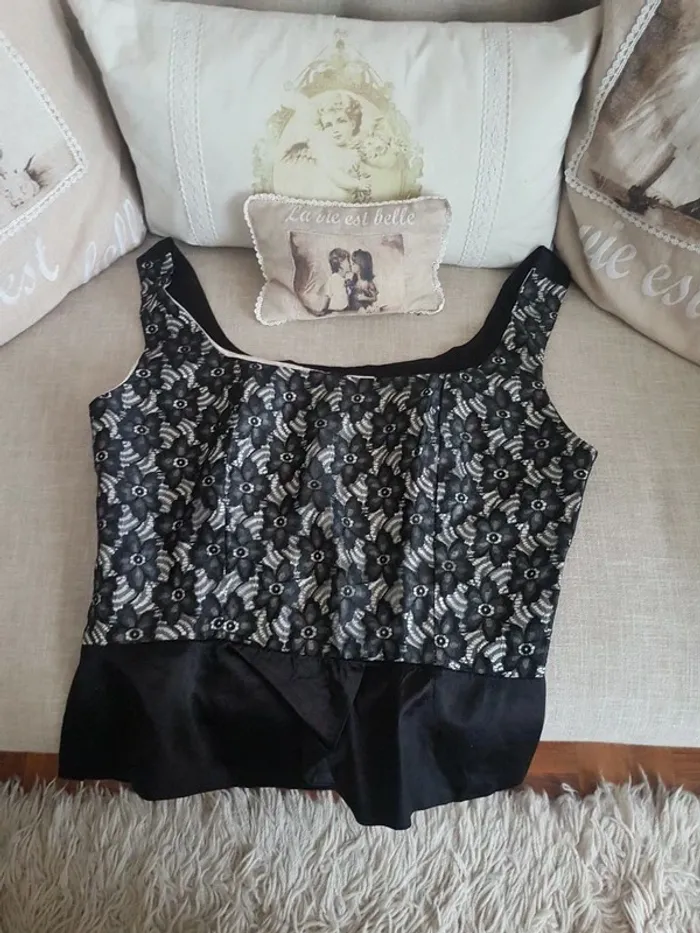 Joli haut noir/ivoire dentelle Durand Paris Taille 36/38 Neuf