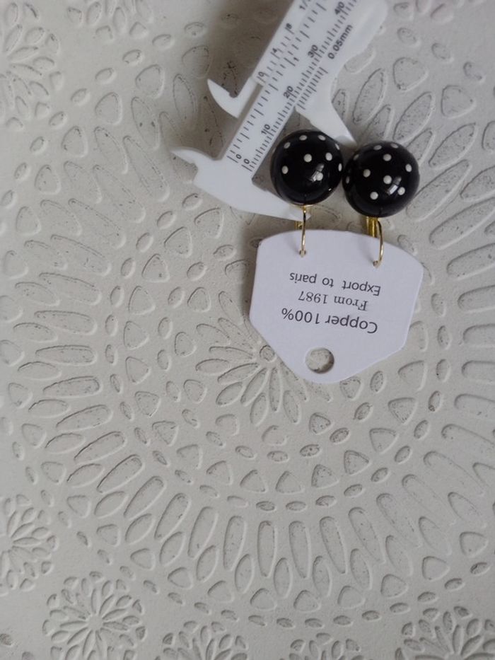 Boucles d'oreilles noires à pois blancs - photo numéro 2