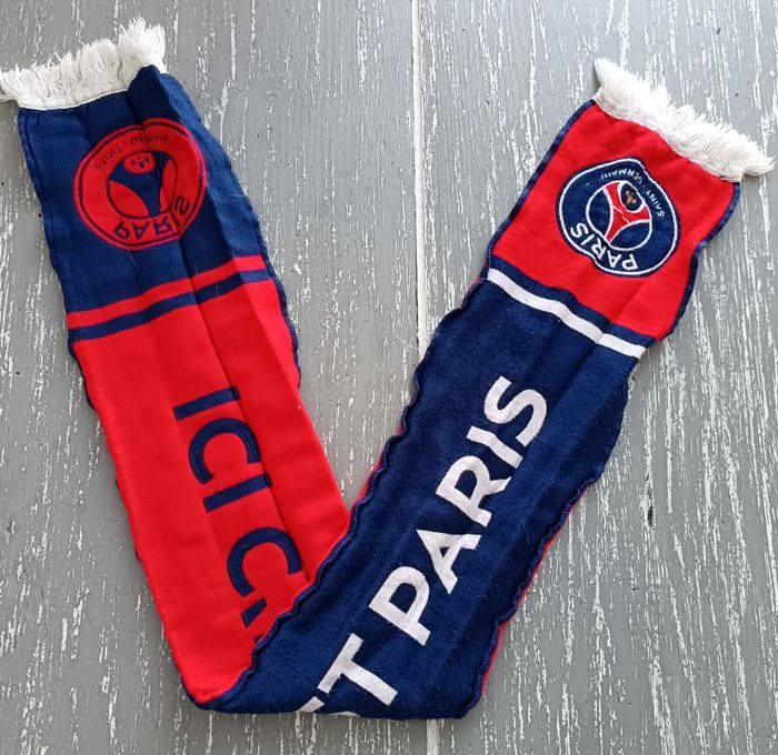 Doudoune sans manche PSG +une écharpe PSG en  bon état - photo numéro 7