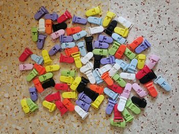 Lot de pinces en plastiques neuves