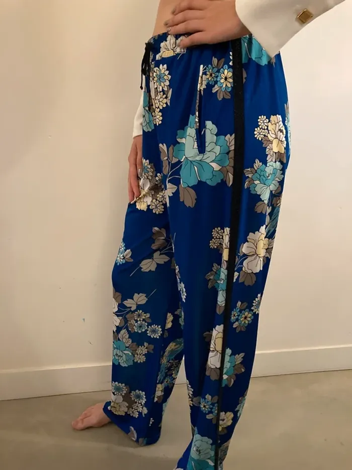 Pantalon droit bleu à fleurs tendance - photo numéro 2