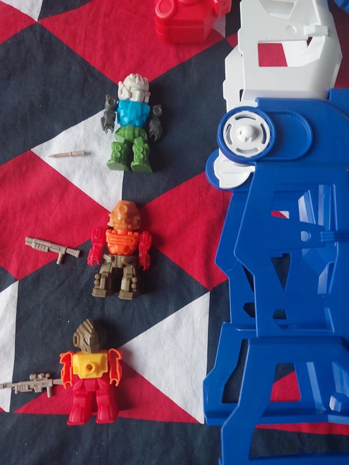 Robot transformable avec ses petits robots - photo numéro 2