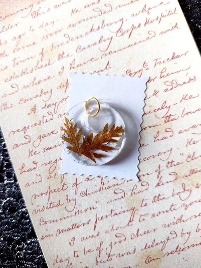 magnifique pendentif en résine avec petits papillons blanc et noir - photo numéro 3