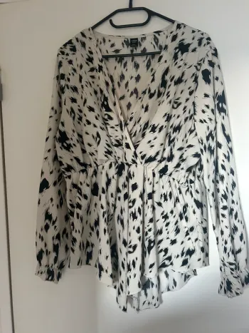 Blouse noir et blanche taille 0XL