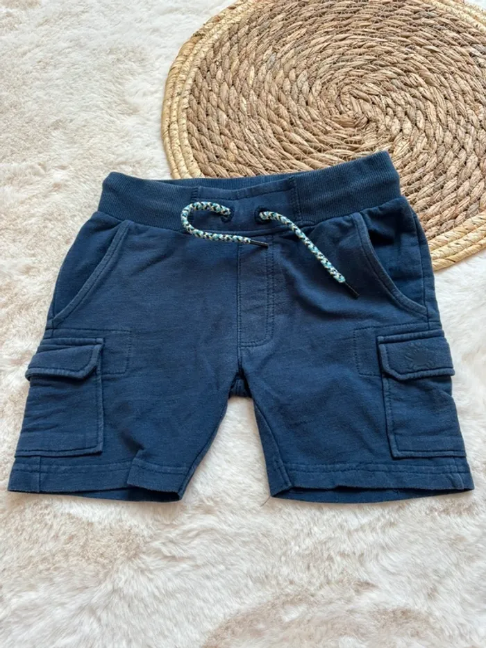 Short bleu