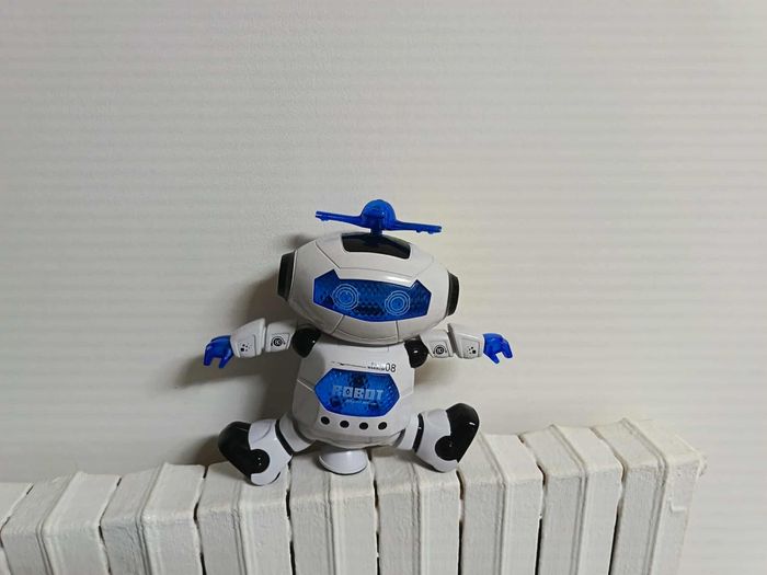 Robot lumineux et musical rotatif