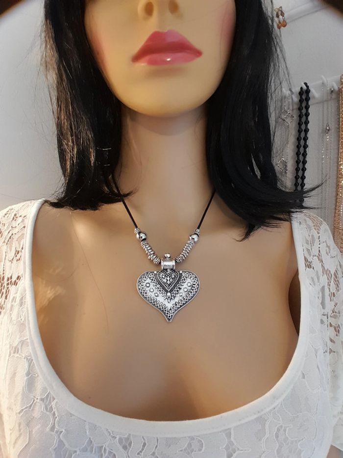 Collier Bohème, coeur et perles argentées avec cordon noir - photo numéro 2